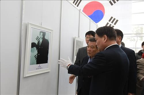 이봉창 의사 사진 바라보는 윤장현 광주시장