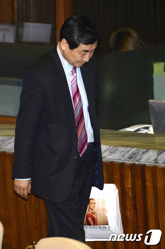 1일 오전 국회 본회의장에서 이종걸 원내대표가 29번째 무제한토론을 마친 전정희 무소속 의원의 짐을 들고 걸어가고 있다. 2016.3.1/뉴스1 © News1 안은나 기자