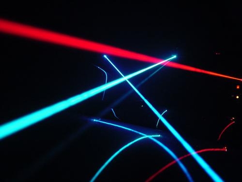 레이저는 순간적인 빛의 에너지를 이용해 물체를 변형시키는 원리를 가지고 있다. 산업용부터 의학용까지 다양한 곳에 쓰이고 있다. /위키피디아 제공