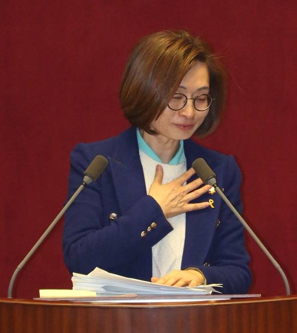 24일 오전 국회 본회의장에서 은수미 더불어민주당이 필리버스터 발언 도중 감정이 북받쳐 울먹이며 가슴을 두드리고 있다. 이정우 선임기자 woo@hani.co.kr