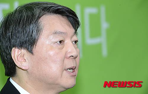 【서울=뉴시스】이종철 기자 = 국민의당 안철수 공동대표가 1일 오전 서울 마포구 당사에서  '창당 한달' 기자회견을 갖고 있다.   2016.03.01  jc4321@newsis.com