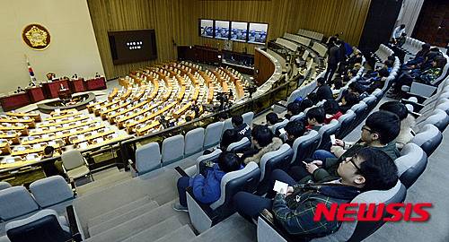 【서울=뉴시스】이종철 기자 = 더불어민주당이 테러방지법 수정을 요구하며 진행 중인 필리버스터를 중단하기로 결정한 1일 오전 서울 여의도 국회 본회의장에서 시민들이 30번째 주자 임수경 의원의 무제한 토론을 지켜보고 있다. 2016.03.01.   photo@newsis.com