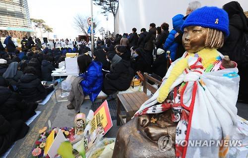 소녀상 앞 3·1절 미사     (서울=연합뉴스) 홍해인 기자 =  '한일 일본군 위안부 합의 무효와 정의로운 해결을 위한 천주교 전국행동' 사제와 수녀, 가톨릭 신도들이 1일 오후 서울 중학동 주한일본대사관 앞 소녀상에서 미사를 보고 있다. 2016.3.1     hihong@yna.co.kr
