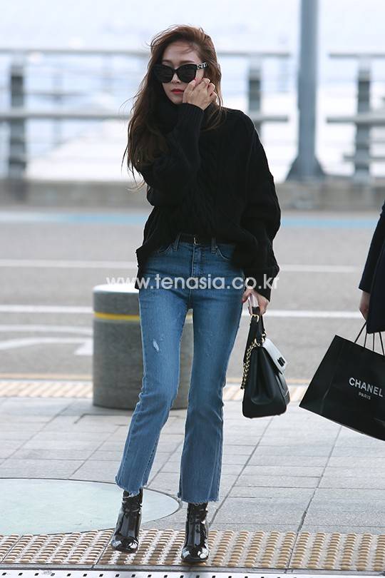 제시카가 출국장으로 향하고 있다.