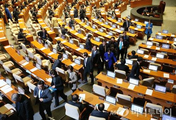2일 밤 국회에서 열린 본회의에서 여당의 테러방지법 수정안(주호영 의원안)이 상정되자 야당 의원들이 표결을 거부한 채 본회의장을 빠져 나가고 있다. 사진=뉴스1.