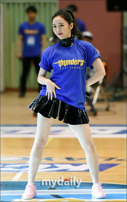 ▲ 식스밤 유청, '치마 살짝 들어 올리고'