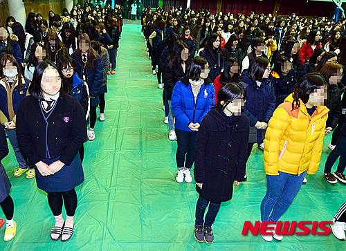 【광주=뉴시스】류형근 기자 = 개성공단 폐쇄로 일부 학교의 교복 납품 차질이 빚어진 2일 오전 광주 남구 한 고등학교 체육관에서 열린 입학식, 신입생들이 교복 대신 사복을 입은 채 입학식을 하고 있다. 2016.03.02.   hgryu77@newsis.com