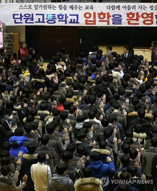 입학 선서하는 단원고 신입생들     (안산=연합뉴스) 홍기원 기자 = 2일 오전 경기도 안산시 올림픽기념관 체육관에서 열린 단원고등학교 입학식에서 신입생들이 입학 선서를 하고 있다. 2016.3.2     xanadu@yna.co.kr