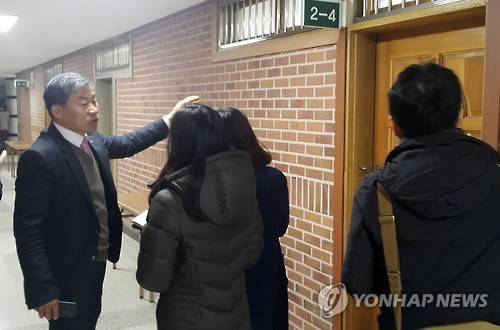 임시교실 설명하는 단원고 교육가족     (안산=연합뉴스) 강영훈 기자 = 2일 오후 단원고 입학식을 마치고 나온 장기 학교운영위원장이 교장실 등을 리모델링해 만든 임시교실을 기자들에게 보여주고 있다. 임시교실은 지난달말 교사공간이나 특별활동실을 없애 만들었기 때문에 복도 측 창문이 없거나 출입문이 유리문, 방음문 등으로 돼 있다.
