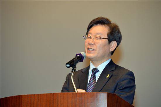 이재명 성남시장이 3일 월례조회를 하고 있다.