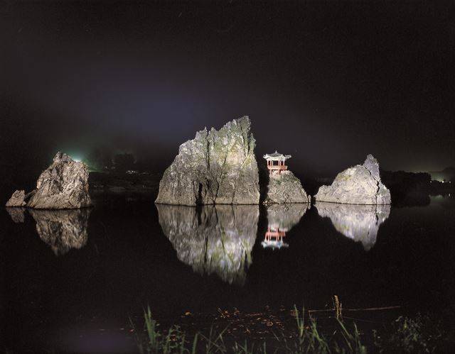 도담삼봉 야경. 한밤 온화한 조명을 받아 고고한 자태를 뽐낸다. 단양 야경은 연인들의 단골 코스다. 단양군 제공.