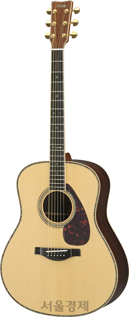 야마하뮤직코리아가 국내에 한정 판매하기 시작한 최고가 어쿠스틱 기타 ‘LL56 Custom A.R.E’./사진제공=야마하뮤직코리아