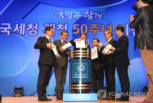 타입캡슐에 봉인되는 국세청 50년사     (세종=연합뉴스) 안정원 기자 = 3일 오후 세종시 국세청에서 열린 '성실납세 감사 행사 및 개청 50주년 기념식'에서 임환수 국세청장  등이  세청 50년사, 직원들의 소망편지, 국세통계연보, 국세행정 운영방안 등을 타임캡슐에 넣고 있다.