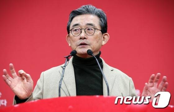 새누리당이 총선 후보 경선을 위해 실시한 사전 내부 여론조사 결과가 유출됐다는 의혹에 휩싸인 가운데 이한구 새누리당 공천관리위원장이 4일  오전서울 여의도 당사에서 브리핑을 열고 여론조사 결과 유출 의혹과 관련한 입장을 밝히고 있다. 2016.3.4/뉴스1 © News1 오대일 기자