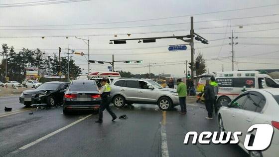 4일 오후 4시30분께 전북 김제시 상동 폴리텍 대학 인근 순동 사거리에서 황산에서 익산 방면으로 직진하던 구급차량과 전주에서 익산 방면으로 우회전 하던 토스카(운전자 김모씨45) 차량, 전주에서 황산 방면으로 1차선에서 직진하던 K5 차량(운전자 김모씨47여)과 2차선에서 운행 중이던 싼타페 차량이 충돌해 경찰과 소방이 사건 수습을 하고 있다.2016.3.4/뉴스1 © News1 박아론 기자