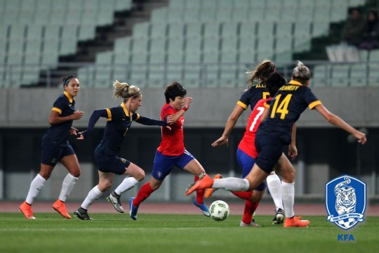 윤덕여 감독이 이끄는 한국 여자 축구대표팀은 4일 오후 7시 35분(한국시간) 일본 오사카의 얀마 스타디움에서 열린 호주와의 2016 리우데자네이루올림픽 여자축구 아시아지역 최종예선 3차전에서 0-2로 패했다. 사진ⓒ대한축구협회