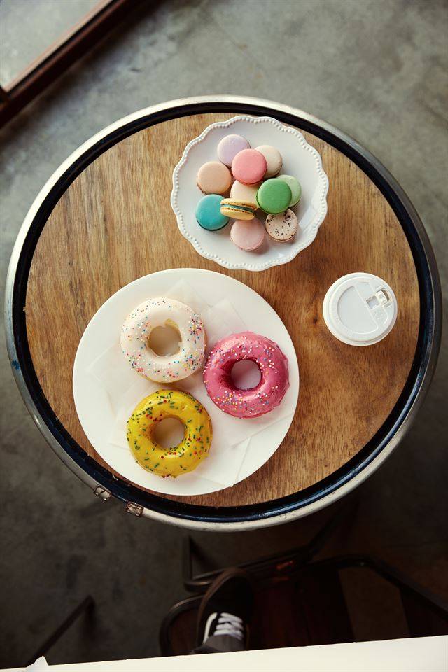 ‘도나스 레코즈’의 알록달록한 도너츠들과 ‘카롱카롱마카롱 아틀리에’의 여성스러운 마카롱들, 스핀들 아메리카노.