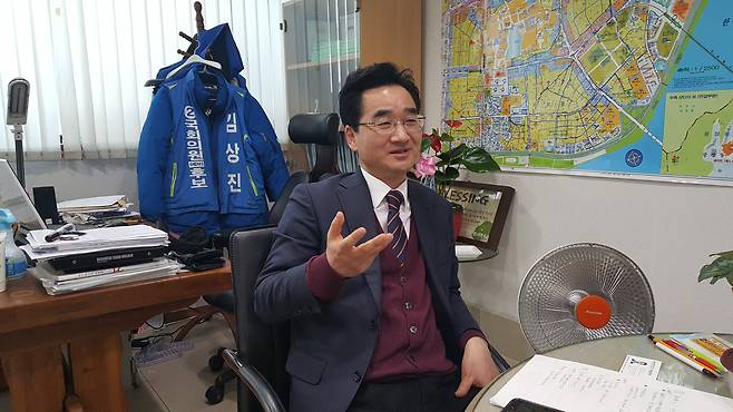 ▲ 광진을에 출마한 김상진 더불어민주당 예비후보가 그의 선거운동 사무실에서 레이더P와 인터뷰하고 있다. [사진=김종훈 기자]
