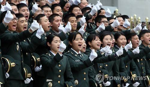 신임 장교들, 사랑합니다~     (계룡=연합뉴스) 양영석 기자 = 4일 충남 계룡대에서 열린 합동임관식을 통해 6천3명이 장교로 임관한다. 합동임관식 시작에 앞서 예비 장교들이 기념 사진찍는 연습을 하고 있다. youngs@yna.co.kr