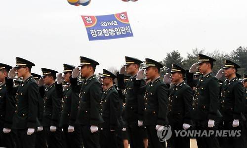 계룡대서 장교합동임관식     (계룡=연합뉴스) 양영석 기자 = 4일 충남 계룡대에서 열린 합동임관식을 통해 6천3명이 장교로 임관한다. 합동임관식 시작에 앞서 예비 장교들이 행사 식순을 익히고 있다.      youngs@yna.co.kr