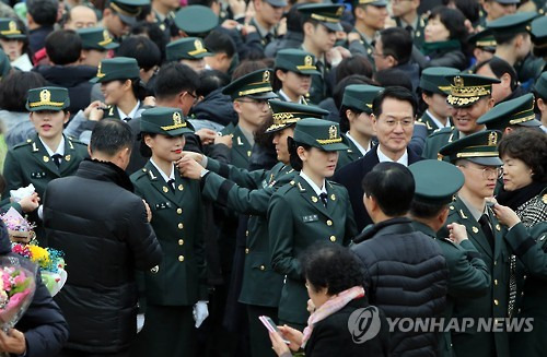 계급장 달기     (계룡=연합뉴스) 양영석 기자 = 4일 충남 계룡대에서 열린 합동임관식을 통해 소위로 임관한 장교들에게 가족들이 계급장을 달아주고 있다.  2016.3.4     youngs@yna.co.kr