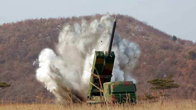 5일 공개한 北 300mm 개량 방사포