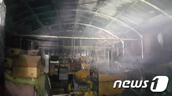 지난 5일 오후 9시30분쯤에는 제주시 한림읍 동명리 소재 김모씨(78)의 농업용 창고에서 낙뢰에 의한 것으로 추정되는 화재가 발생, 창고 내부 66㎡와 농자재 등이 불에 탔다. © News1