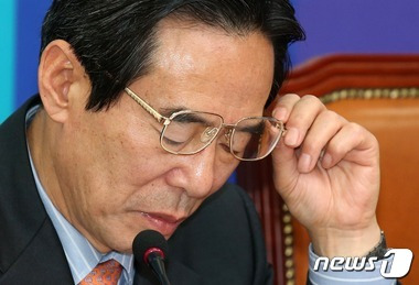 홍창선 더불어민주당 공천관리위원장이 3일 서울 여의도 국회에서 열린 대한민국과학기술대연합 정책간담회에서 안경을 고쳐 쓰고 있다. 2016.3.3/뉴스1 © News1 오대일 기자
