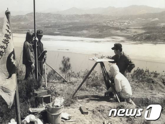 1974년 서울대 박물관팀의 여주 흔암리 유적 발굴 모습.(여주시 제공)© News1