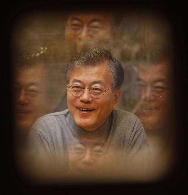 문재인 더불어민주당 전 대표가 6일 오후 경남 양산시 자택에서 인터뷰를 하는 도중 현안에 대한 질문을 듣는 모습이 유리창 너머로 굴절돼 보이고 있다. 양산/이정아 기자 leej@hani.co.kr