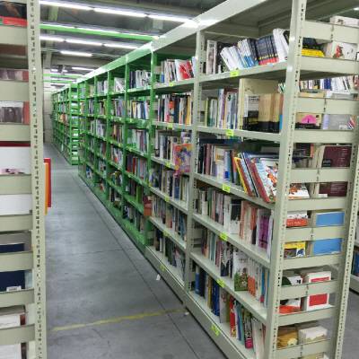 출판가에 불황이 깊어지는 가운데 온라인서점들이 당일 배송 주문시간 연장이라는 카드를 꺼냈다. 사진은 인터파크도서 물류센터.  /사진제공=인터파크