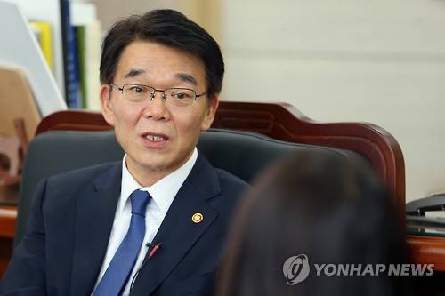 인터뷰하는 강호인 국토교통부장관     (서울=연합뉴스) 진연수 기자 = 강호인 국토교통부 장관이 2일 오후 서울 서초구 한강홍수통제소에서 연합뉴스와 인터뷰를 하고 있다. 2016.3.6     jin90@yna.co.kr