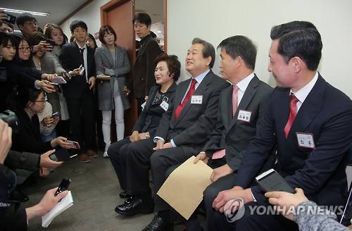 공천면접 대기하는 새누리당 김무성 대표      (서울=연합뉴스) 이정훈 기자 = 부산 중구영도구에 출마하는 새누리당 김무성 대표가 6일 오전 서울 여의도 당사에서 열린 선거구변경지역 1일차 공천신청자 면접을 기다리며 예비후보자 들과 대화하고 있다. 왼쪽부터 권혁란, 김무성, 김용원, 최홍.