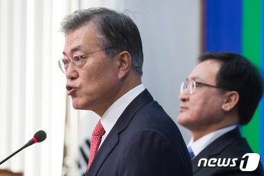 문재인 전 더불어민주당 대표가 지난 1월15일 서울 여의도 국회에서 유영민 전 포스코 경영연구소 사장을 소개하고 있다.