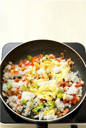 4. 밥에 토마토, 브로콜리, 달걀을 넣어 볶는다.