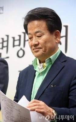 정동영 국민의당 예비후보가 7일 전북 전주시 전북도의회 브리핑룸에서 가진 총선출정 기자회견에서 자료를 검토하고 있다.2016.3.7./뉴스1   <저작권자 © 뉴스1코리아, 무단전재 및 재배포 금지>