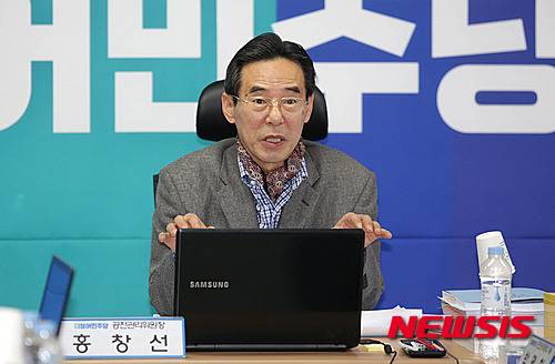 【서울=뉴시스】홍찬선 기자 = 더불어민주당 홍창선 20대 총선 공천관리위원장이 6일 오전 여의도 당사에서 열린 공천면접에서 예비후보들에게 질문하고 있다. 2016.03.06.   photo@newsis.com