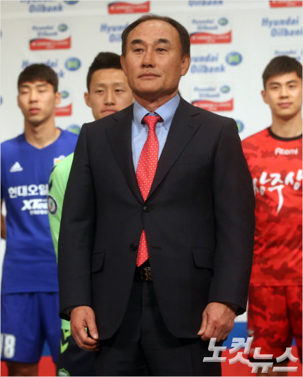 김학범 감독은 성남FC를 우승 후보로 꼽는 외부의 평가에 대해 경계하면서도 상위권 진입의 희망은 감추지 않았다. 황진환기자
