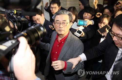 새누리당 최고위원회의 나오는 이한구 공관위원장     (서울=연합뉴스) 배재만 기자 = 새누리당 이한구 공천관리위원장이 7일 오전 국회에서 열린 최고위원회의에 참석했다 나오며 기자들의 질문을 받고 있다.