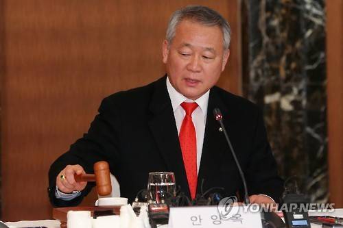 대한체육회 발기인 대회     (서울=연합뉴스) 진연수 기자 = 7일 오전 서울 중구 롯데호텔 본점에서 열린 대한체육회(통합체육회) 발기인 대회에서 안양옥 체육단체 통합준비위원장이 의사봉을 두드리고 있다.