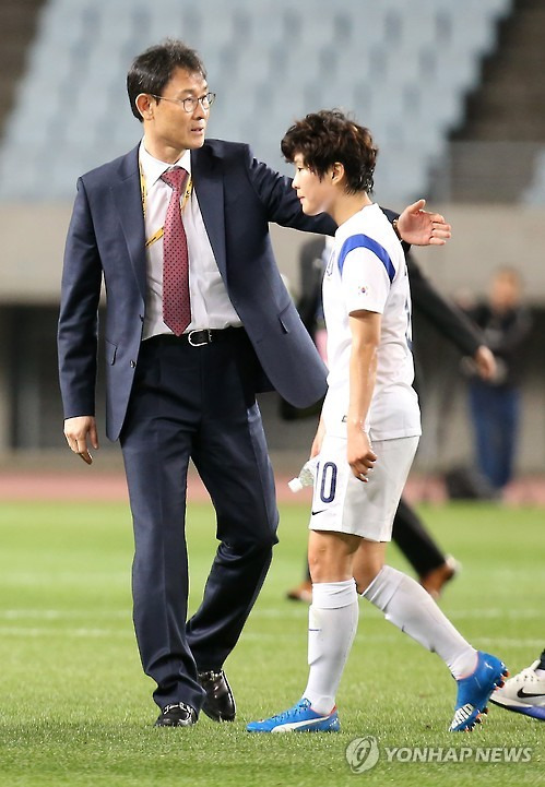 지소연(오른쪽)을 위로하는 윤덕여 여자축구대표팀 감독.[연합뉴스 자료사진]