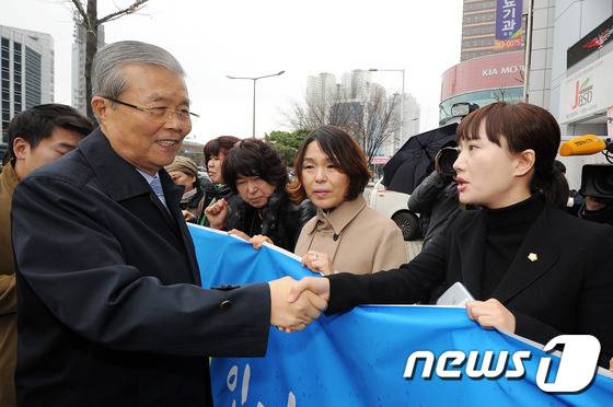 김종인 더불어민주당 비상대책위원회 대표가 8일 오전 대구 동구 신천동 대구시당 앞에서 홍의락 의원 지지자들과 인사하고 있다. 이날 김 대표는 지역 총선 예비후보자들과 면담과 기자회견을 갖고 대구 민심잡기에 총력을 기울였다.2016.3.8/뉴스1 © News1 이종현 기자