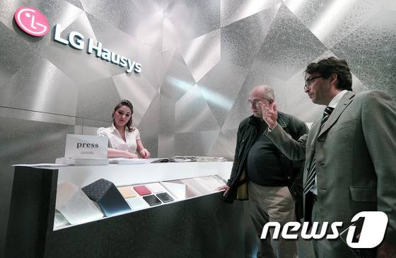 디자인 전시회인 '2015 밀라노 디자인 위크'에 마련된 LG하우시스 부스. 사진제공 = LG전자.2015.4.19/뉴스1
