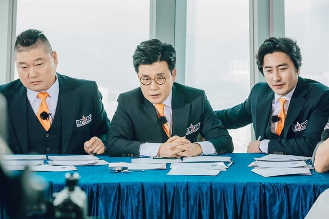 ./그림 3 안정환은 JTBC ‘셰프원정대-쿡가대표’에서 노련한 방송인 강호동(맨 왼쪽), 김성주와 공동 MC를 맡고 있다. JTBC 제공
