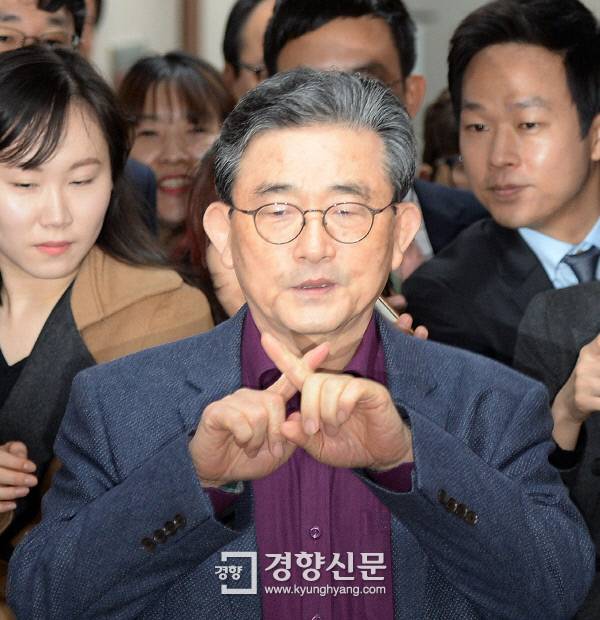 새누리당 이한구 공천관리위원장이 8일 서울 여의도 당사에서 ‘2차 경선 명단’ 발표 여부를 묻는 기자들 질문에 손가락으로 ‘X’자를 만들어 보이고 있다.  강윤중 기자 yaja@kyunghyang.com