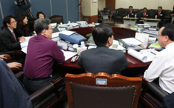 새누리당 이한구 공천관리위원장이 8일 오후 서울 여의도 당사에서 열린 은평을 공천 면접에서 이재오 의원에게 질문하고 있다.[사진=연합뉴스]