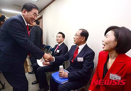 【서울=뉴시스】전신 기자 = 새누리당 이재오 의원이 8일 서울 여의도 당사에서 열린 4.13 총선 공천 신청자 면접을 마친 후 대기중인 황우여 의원과 인사를 나누고 있다. 오른쪽은 민현주 의원. 2016.03.08.   photo1006@newsis.com