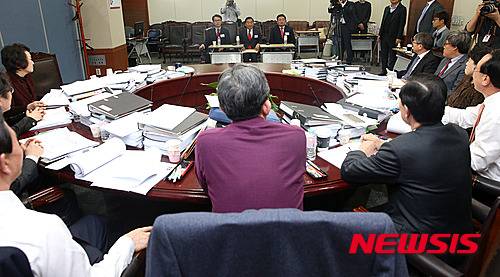 【서울=뉴시스】전신 기자 = 새누리당 이재오 의원이 8일 서울 여의도 당사에서 열린 은평을 공천 면접을 보고 있다. 2016.03.08.   photo@newsis.com