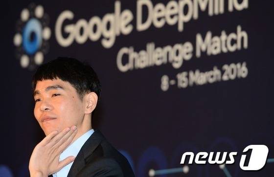 이세돌 9단이 9일 오후 서울 종로구 포시즌스 호텔에서 구글 알파고와의 첫대국을 끝낸 뒤 열린 기자회견에 참석해 아쉬운 표정을 짓고 있다.  2016.3.9/뉴스1 © News1 민경석 기자