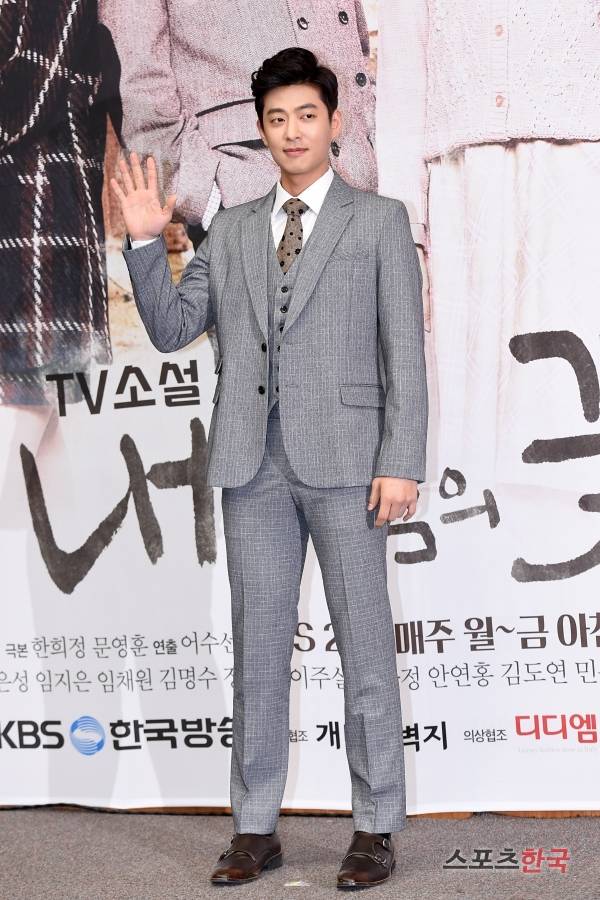 TV소설 '내 마음의 꽃비' 제작발표회에 참석해 카메라를 향해 손을 흔드는 이창욱. 사진=이규연 기자 fit@hankooki.com